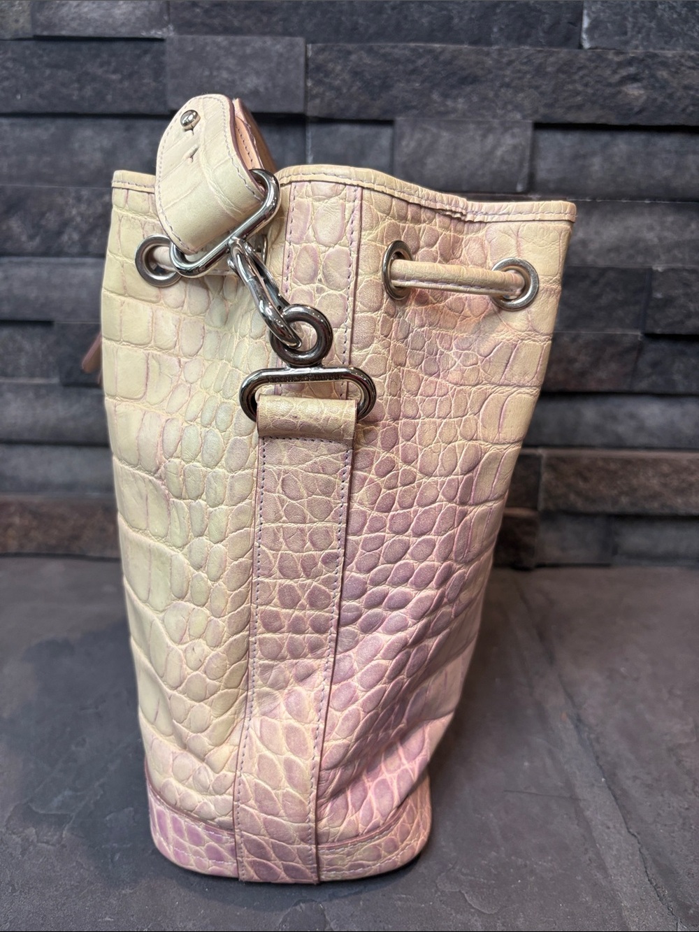 Dooney & Bourke Cream and Lilac Ombré Croc-Embossed Bucket Bag USA Vintage - Picture 9 of 13